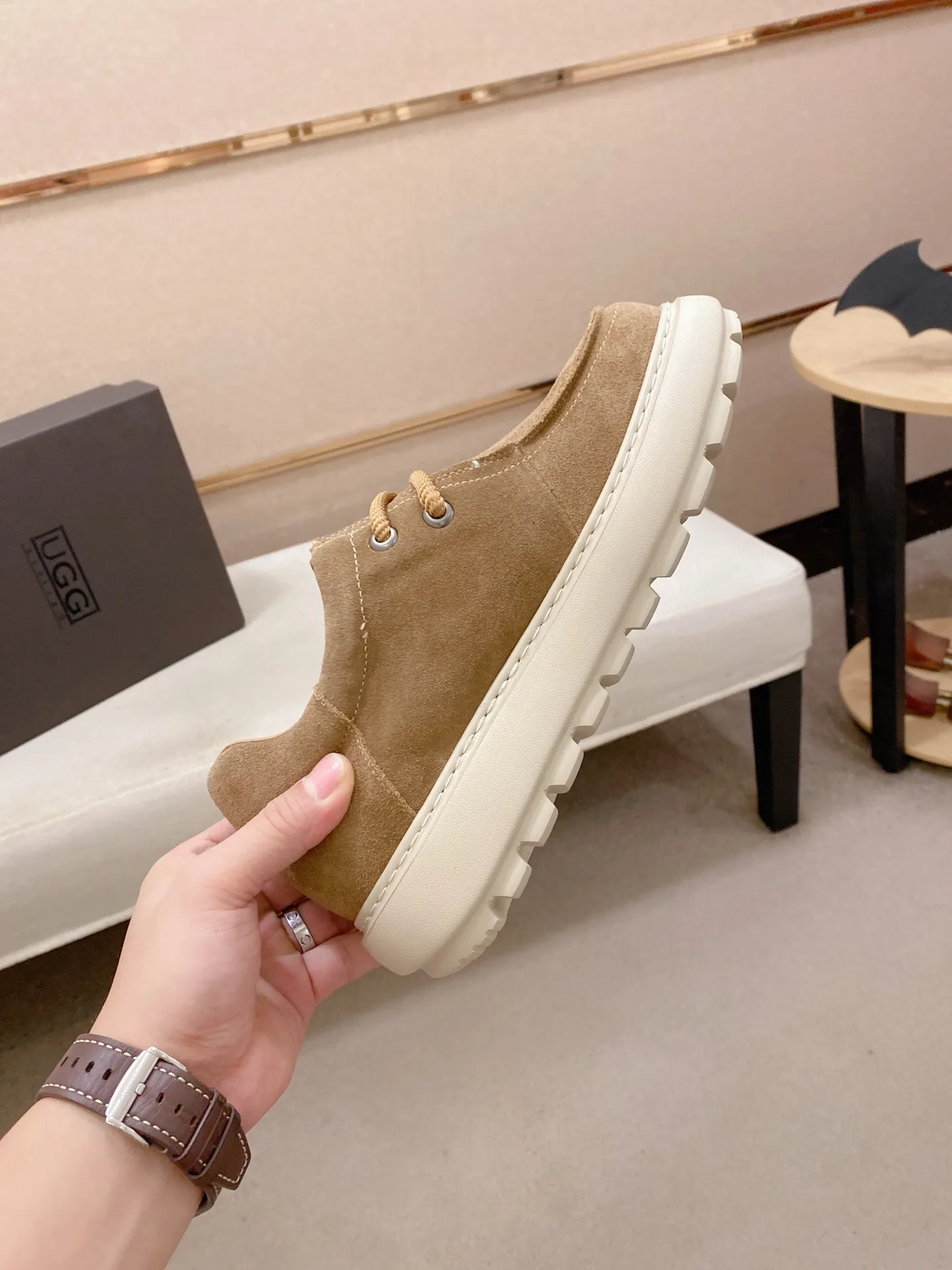 Factory price: 600💰New UGG fur-integrated men's simple and fashionable snow shoes. The most worth buying at the end of this year are warm casual shoes. Whether you are out and about at home, their comfortable and warm performance will be your most suitable fashion companion! The material is cowhide upper and imported wool is used inside. Two layers of cowhide for warmth and comfort! The eva+ rubber patch outsole is cushioned, non-slip and wear-resistant, and has good elasticity. It is light and wear-resistant, comfortable and soft, and the new simple cut is more fashionable. It has both practicality and fashion sense, so you no longer have to worry about how to match it in winter, while still maintaining your fashionable taste. High-quality genuine wool produced in Dongguan. The material depends on the details! Size: 39-40-41-42-43-44-45 sneaker size